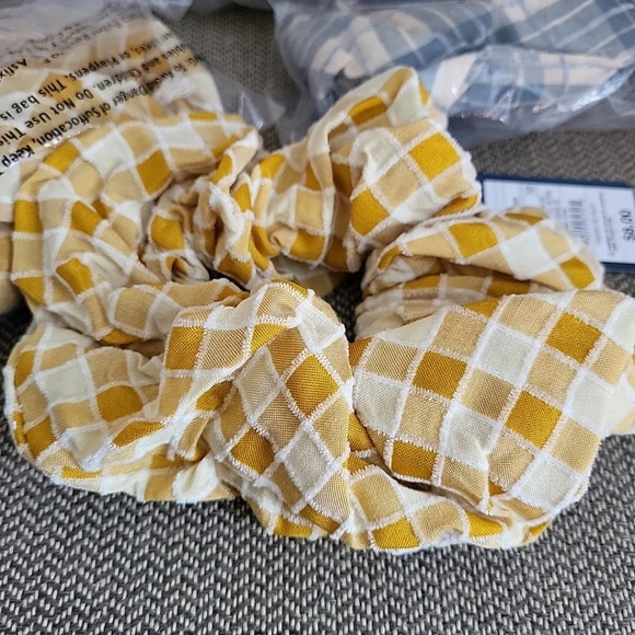 NWT 5 Piece Hair Scrunchies Twister Universal Thread Plaid Yellow Blue - Picture 2 of 6